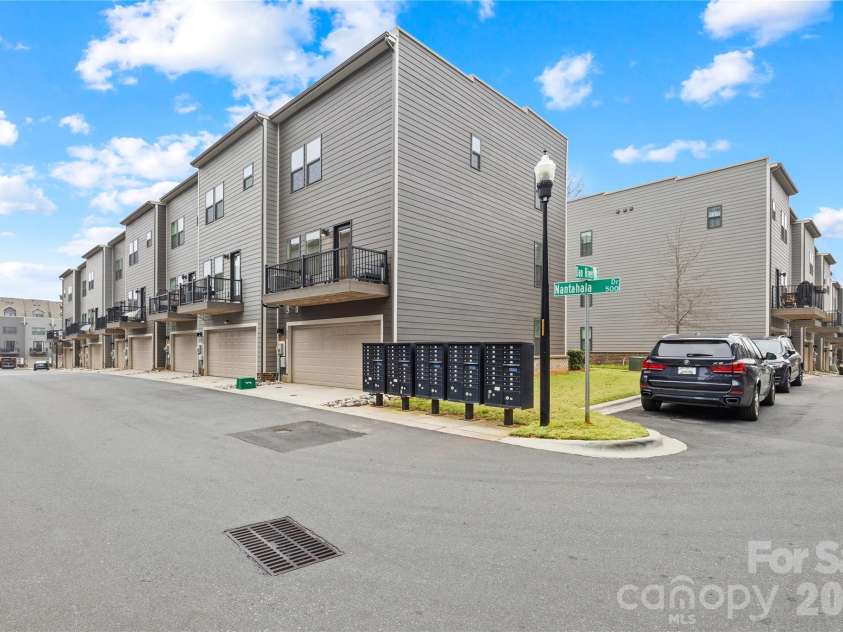 563 Nantahala Drive, Charlotte, NC 28211.  MLS# CAR4421932, YatesRealty ID 17492. 
