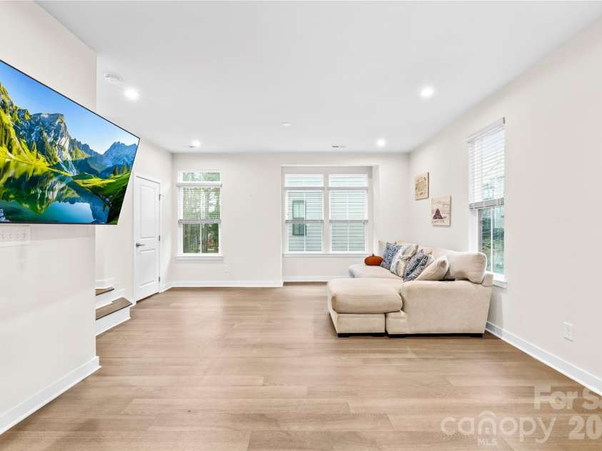 563 Nantahala Drive, Charlotte, NC 28211.  MLS# CAR4421932, YatesRealty ID 17492. 