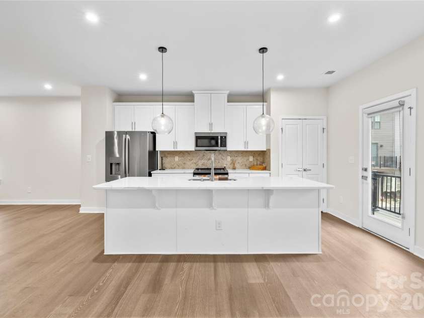 563 Nantahala Drive, Charlotte, NC 28211.  MLS# CAR4421932, YatesRealty ID 17492. Large counter space