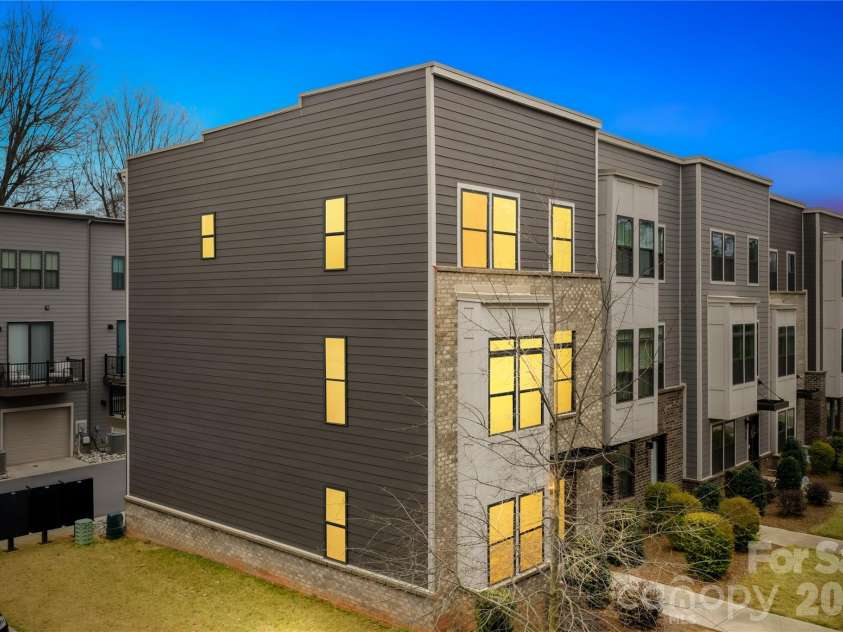 563 Nantahala Drive, Charlotte, NC 28211.  MLS# CAR4421932, YatesRealty ID 17492. WELCOME Home