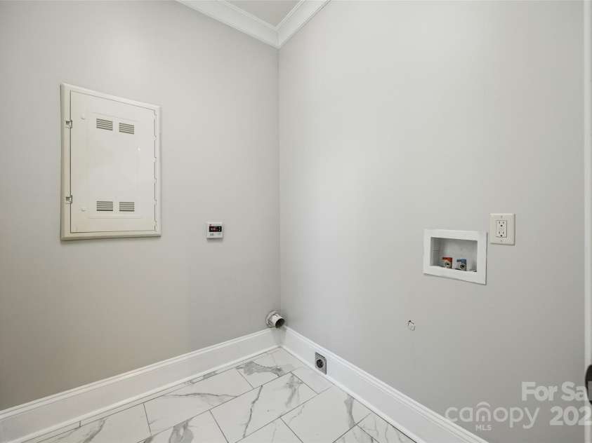 7435 Hammond Drive, Charlotte, NC 28215.  MLS# CAR4260510, YatesRealty ID 17494. 