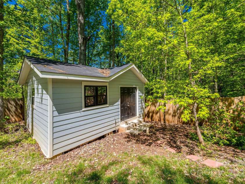 7435 Hammond Drive, Charlotte, NC 28215.  MLS# CAR4260510, YatesRealty ID 17494. 