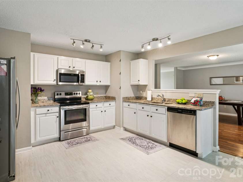 4208 Shasta Circle, Clover, SC 29710.  MLS# CAR4350275, YatesRealty ID 17495. Kitchen features Granite, Stainless Appliances, refrigerator included