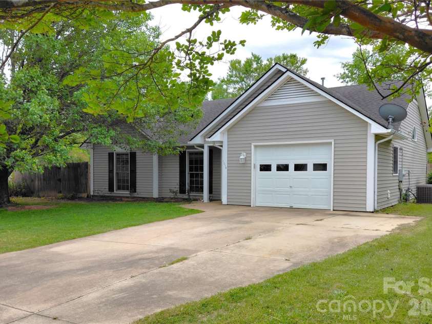 1016 Thorncrest Drive, Fletcher, NC 28732.  MLS# CAR4376784, YatesRealty ID 17497. 