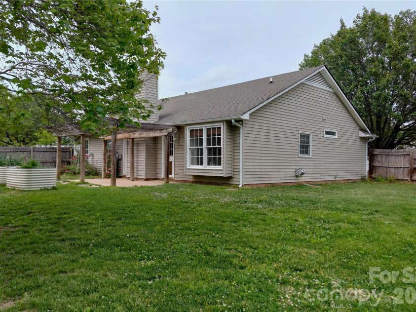 1016 Thorncrest Drive, Fletcher, NC 28732.  MLS# CAR4376784, YatesRealty ID 17497. 