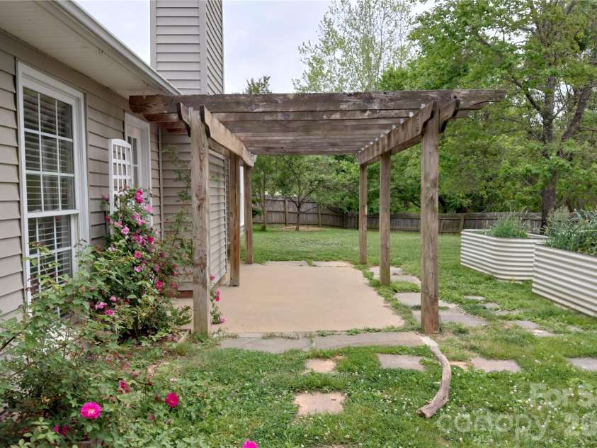 1016 Thorncrest Drive, Fletcher, NC 28732.  MLS# CAR4376784, YatesRealty ID 17497. 