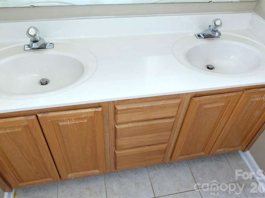 1016 Thorncrest Drive, Fletcher, NC 28732.  MLS# CAR4376784, YatesRealty ID 17497. 
