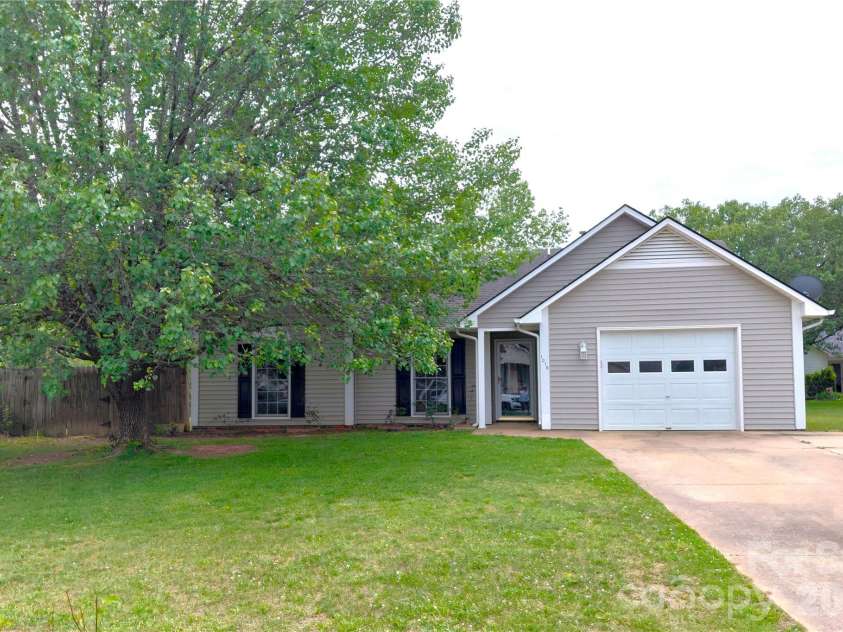 1016 Thorncrest Drive, Fletcher, NC 28732.  MLS# CAR4376784, YatesRealty ID 17497. 