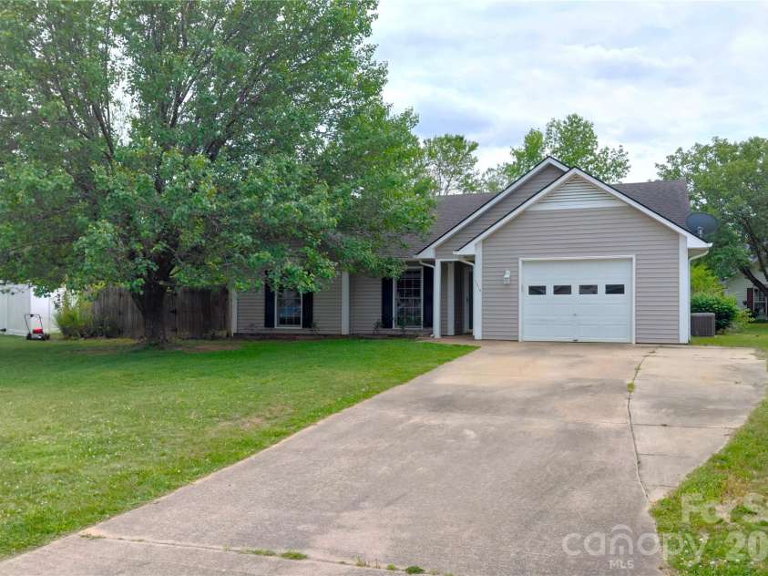 1016 Thorncrest Drive, Fletcher, NC 28732.  MLS# CAR4376784, YatesRealty ID 17497. 