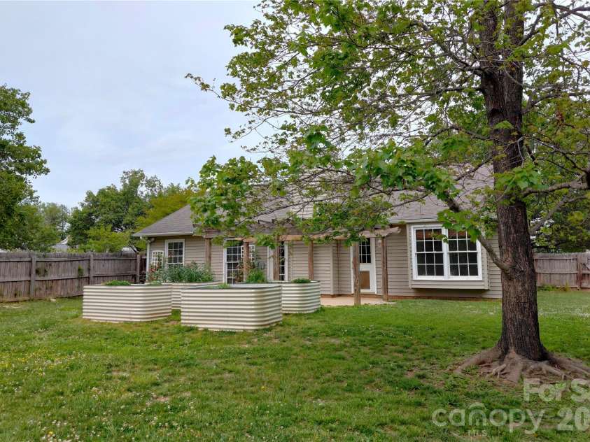 1016 Thorncrest Drive, Fletcher, NC 28732.  MLS# CAR4376784, YatesRealty ID 17497. 