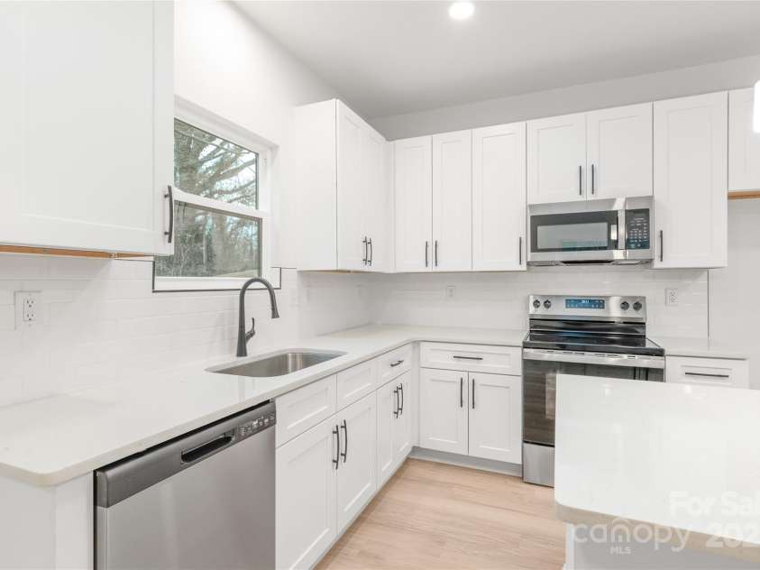 2809 New Pineola Road, Charlotte, NC 28208.  MLS# CAR4221146, YatesRealty ID 17500. 