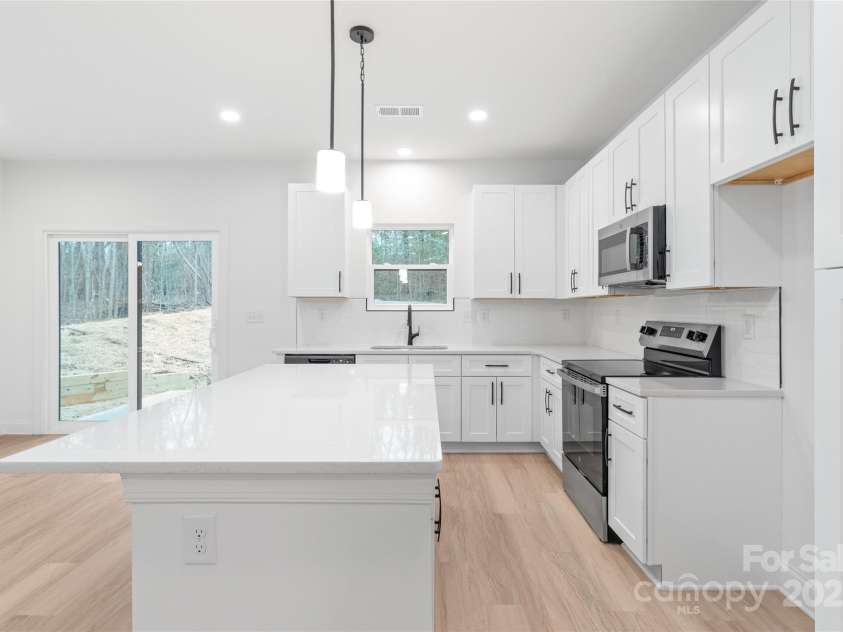 2809 New Pineola Road, Charlotte, NC 28208.  MLS# CAR4221146, YatesRealty ID 17500. 