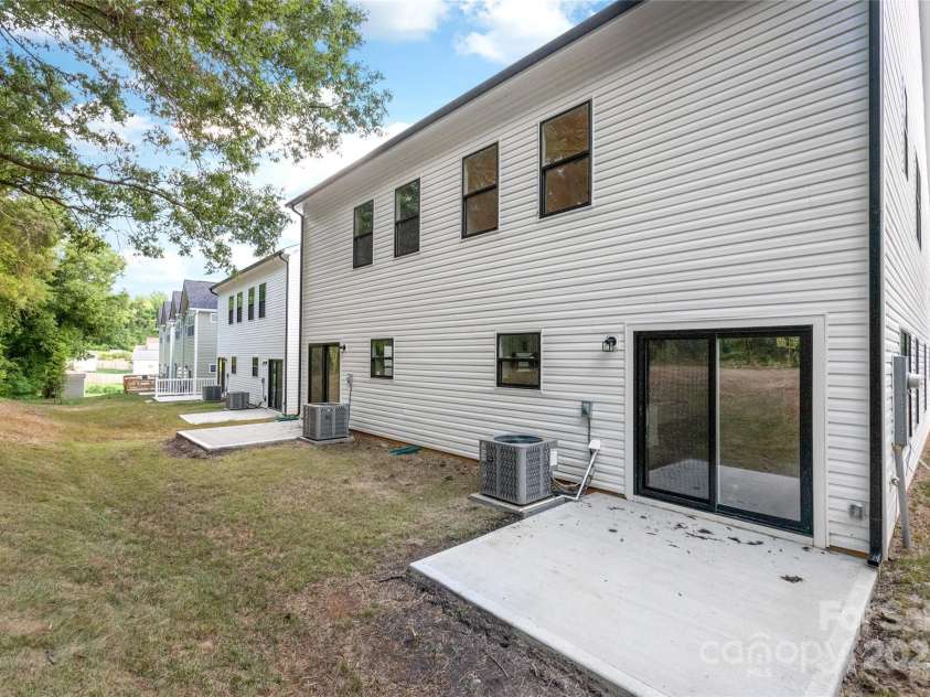 2809 New Pineola Road, Charlotte, NC 28208.  MLS# CAR4221146, YatesRealty ID 17500. 