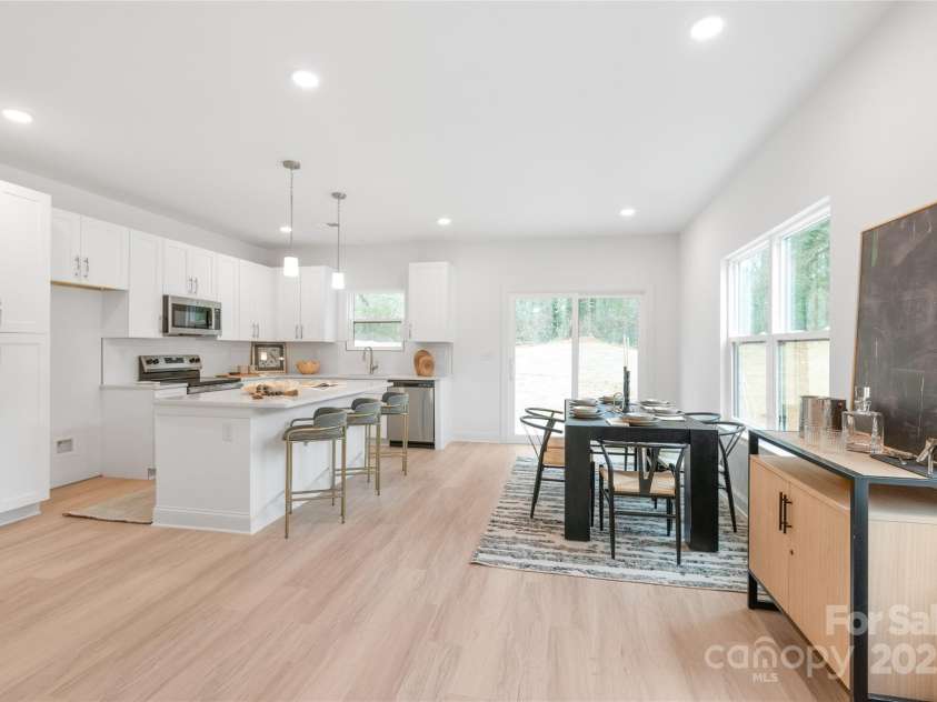 2811 New Pineola Road, Charlotte, NC 28208.  MLS# CAR4221187, YatesRealty ID 17501. 