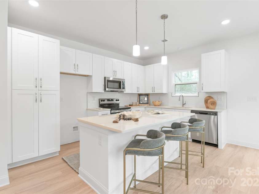 2811 New Pineola Road, Charlotte, NC 28208.  MLS# CAR4221187, YatesRealty ID 17501. 