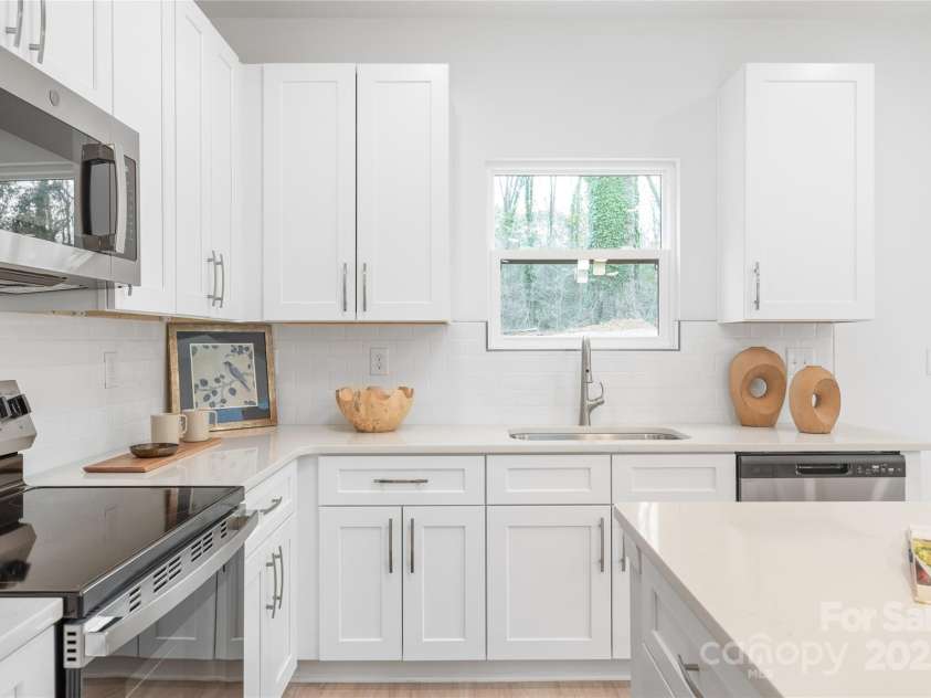 2811 New Pineola Road, Charlotte, NC 28208.  MLS# CAR4221187, YatesRealty ID 17501. 