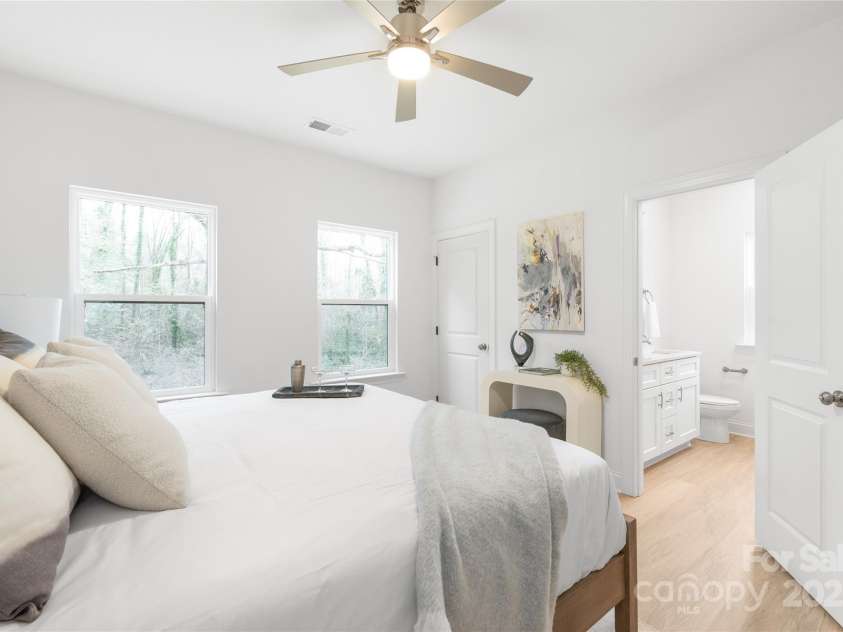 2811 New Pineola Road, Charlotte, NC 28208.  MLS# CAR4221187, YatesRealty ID 17501. 