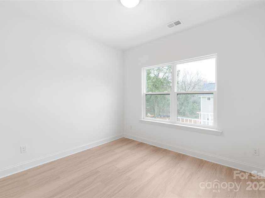 2811 New Pineola Road, Charlotte, NC 28208.  MLS# CAR4221187, YatesRealty ID 17501. 