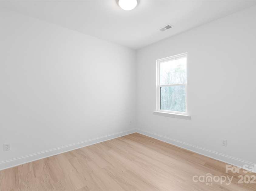 2811 New Pineola Road, Charlotte, NC 28208.  MLS# CAR4221187, YatesRealty ID 17501. 