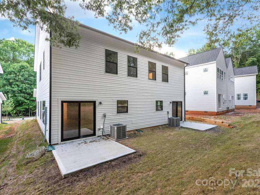 2811 New Pineola Road, Charlotte, NC 28208.  MLS# CAR4221187, YatesRealty ID 17501. 