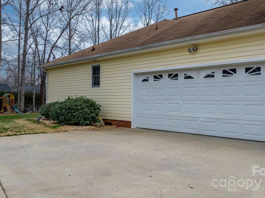 920 Hunting Avenue, Lincolnton, NC 28092.  MLS# CAR4221459, YatesRealty ID 17502. 