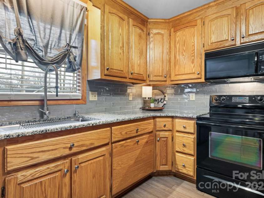 920 Hunting Avenue, Lincolnton, NC 28092.  MLS# CAR4221459, YatesRealty ID 17502. 