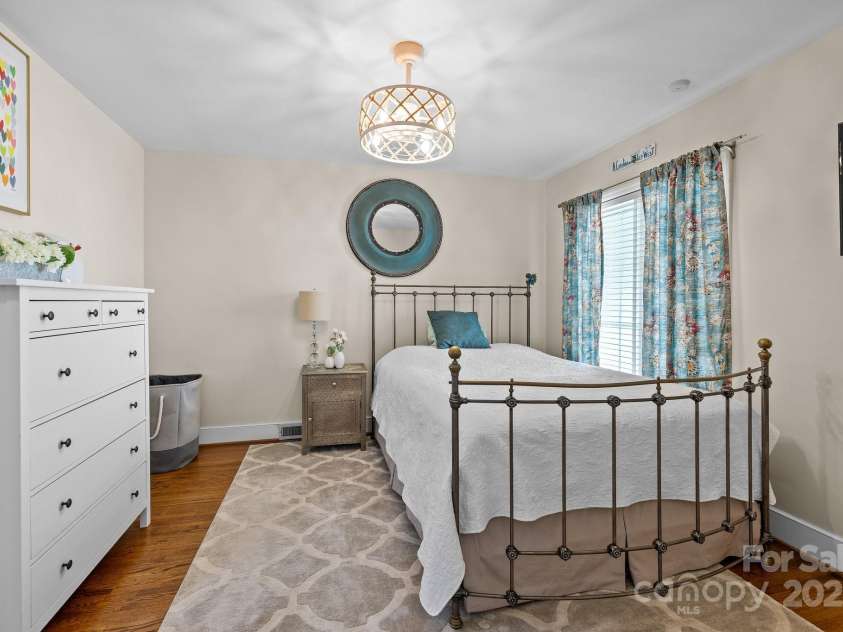 4147 Chelmsford Road, Charlotte, NC 28211.  MLS# CAR4252587, YatesRealty ID 17503. 