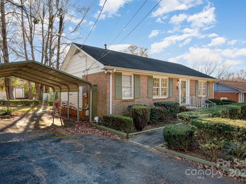 2809 Markland Drive, Charlotte, NC 28208.  MLS# CAR4266215, YatesRealty ID 17504. 