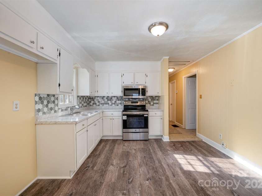 2809 Markland Drive, Charlotte, NC 28208.  MLS# CAR4266215, YatesRealty ID 17504. 