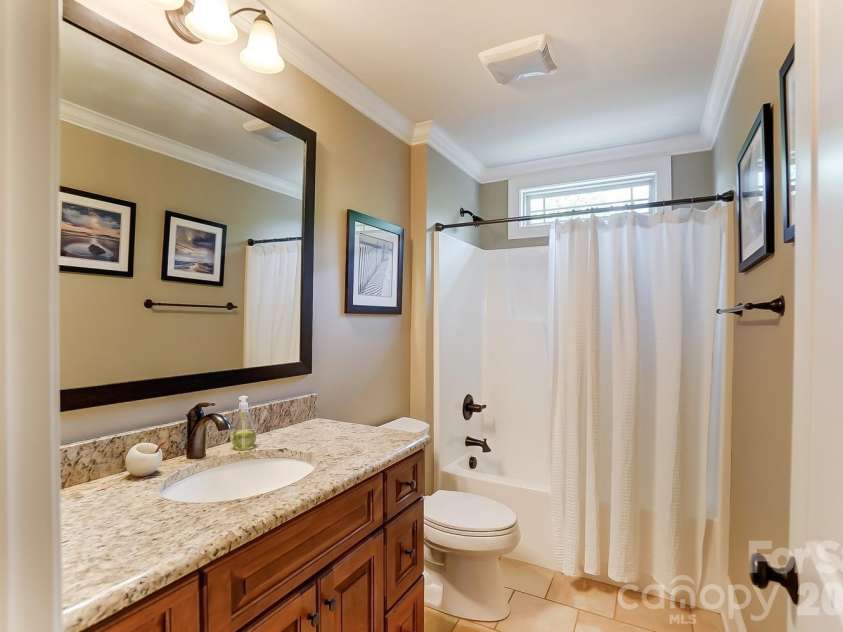 505 Williamsfield Drive, Shelby, NC 28150.  MLS# CAR4351239, YatesRealty ID 17504. Full bath on second level - this room has been painted NAVY BLUE.  