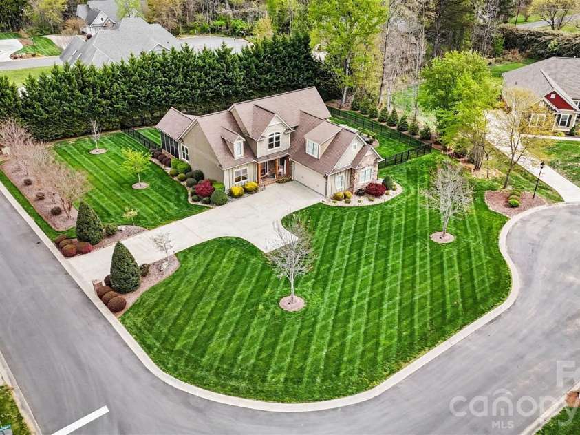 505 Williamsfield Drive, Shelby, NC 28150.  MLS# CAR4351239, YatesRealty ID 17504. Pristine landscaping with lush borders that enclose the space and provide privacy