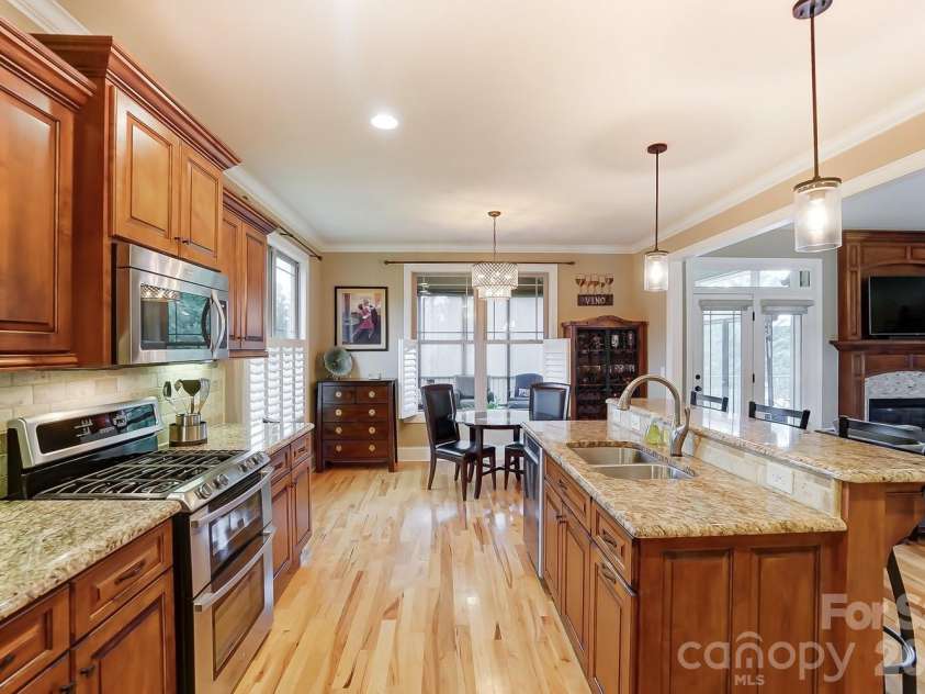 505 Williamsfield Drive, Shelby, NC 28150.  MLS# CAR4351239, YatesRealty ID 17504. The kitchen features custom cabinetry and granite countertops with a stone backsplash...