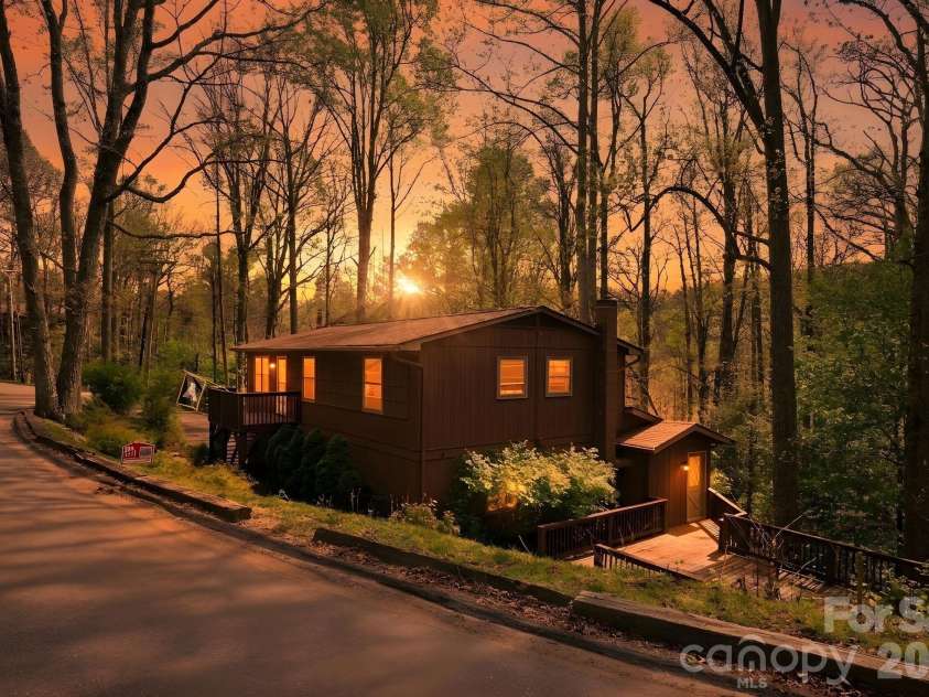 806 Dogwood Drive, Boone, NC 28607.  MLS# CAR4373905, YatesRealty ID 17509. 