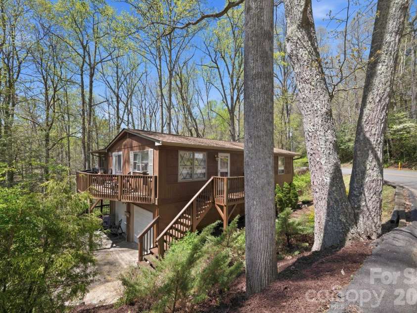 806 Dogwood Drive, Boone, NC 28607.  MLS# CAR4373905, YatesRealty ID 17509. 