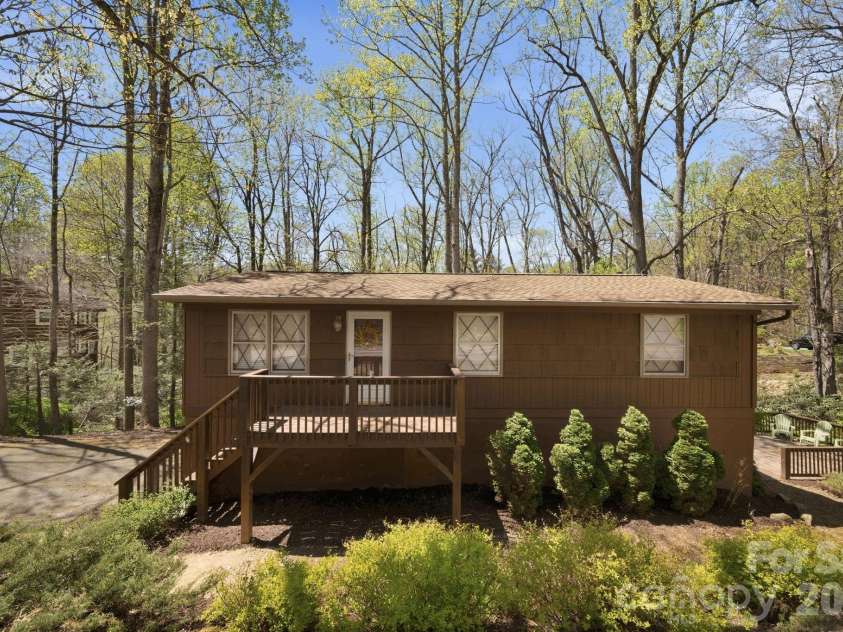 806 Dogwood Drive, Boone, NC 28607.  MLS# CAR4373905, YatesRealty ID 17509. 