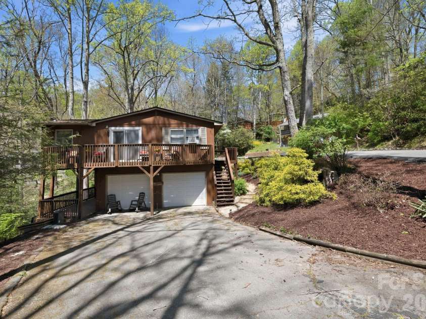806 Dogwood Drive, Boone, NC 28607.  MLS# CAR4373905, YatesRealty ID 17509. 