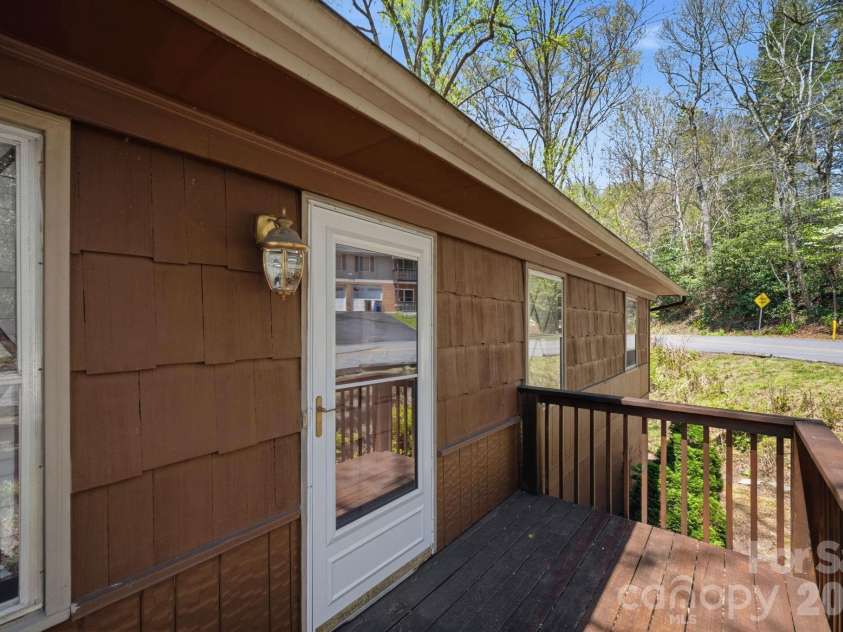 806 Dogwood Drive, Boone, NC 28607.  MLS# CAR4373905, YatesRealty ID 17509. 