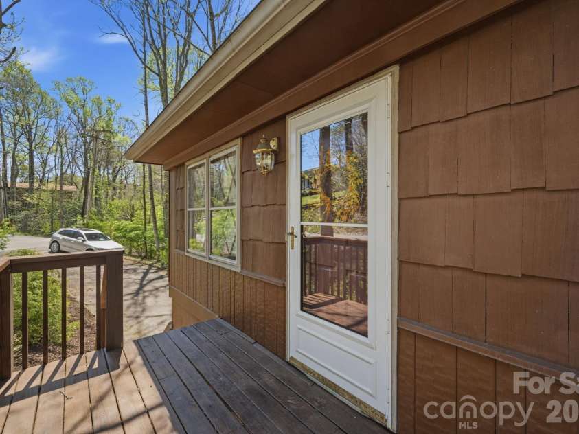 806 Dogwood Drive, Boone, NC 28607.  MLS# CAR4373905, YatesRealty ID 17509. 