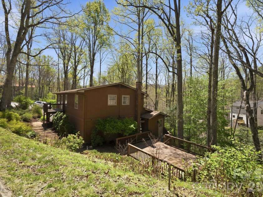 806 Dogwood Drive, Boone, NC 28607.  MLS# CAR4373905, YatesRealty ID 17509. 