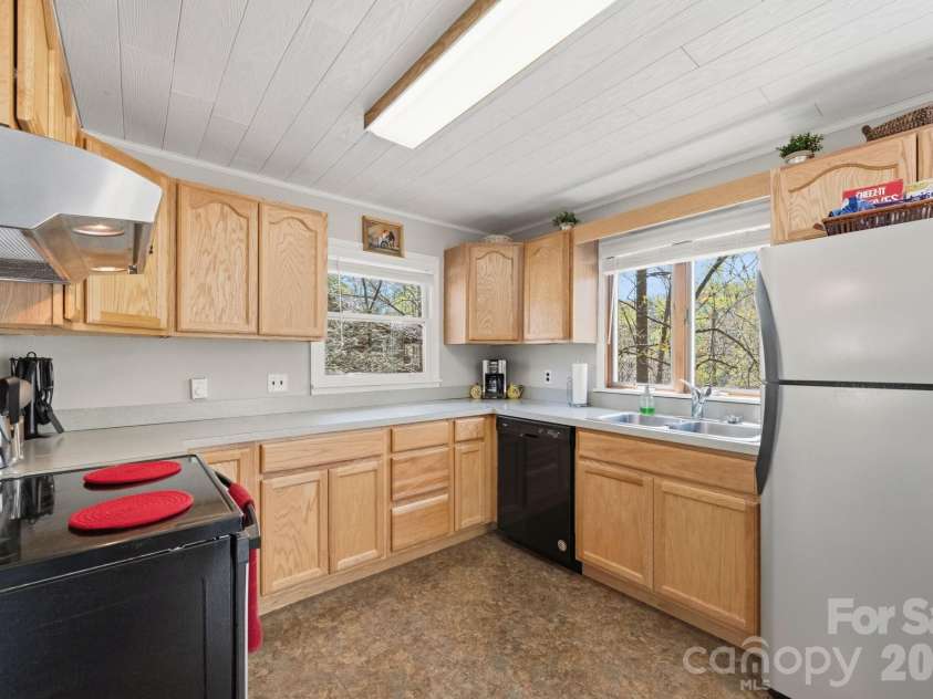806 Dogwood Drive, Boone, NC 28607.  MLS# CAR4373905, YatesRealty ID 17509. 