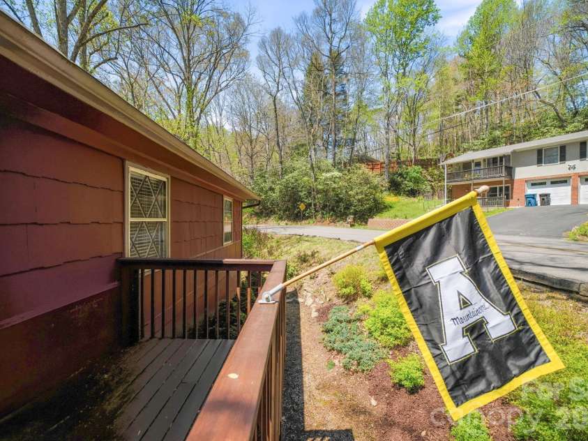 806 Dogwood Drive, Boone, NC 28607.  MLS# CAR4373905, YatesRealty ID 17509. 