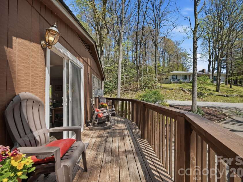 806 Dogwood Drive, Boone, NC 28607.  MLS# CAR4373905, YatesRealty ID 17509. 