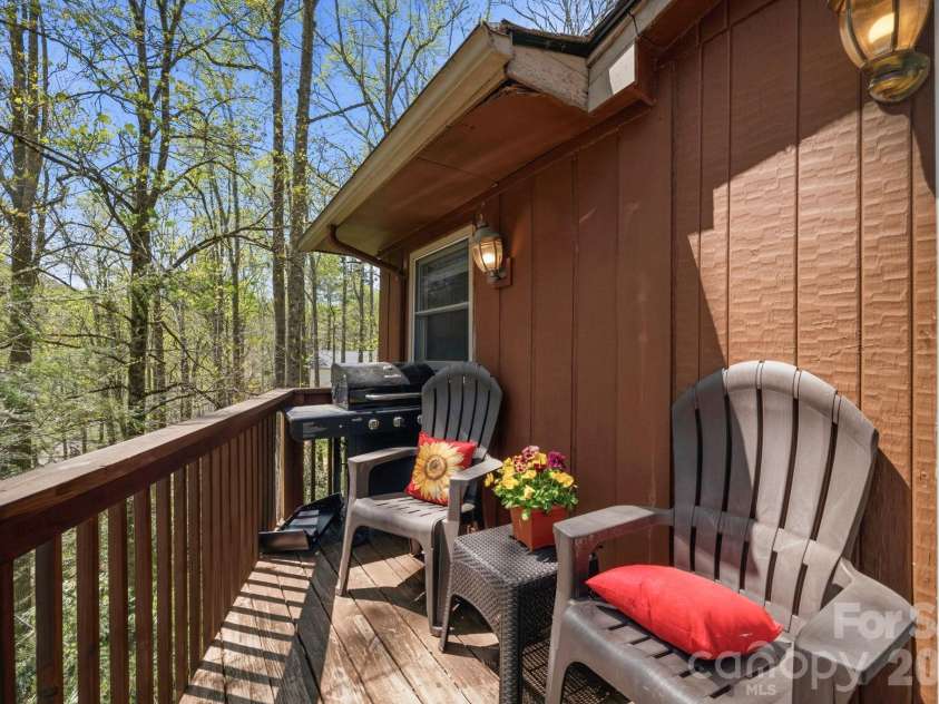 806 Dogwood Drive, Boone, NC 28607.  MLS# CAR4373905, YatesRealty ID 17509. 