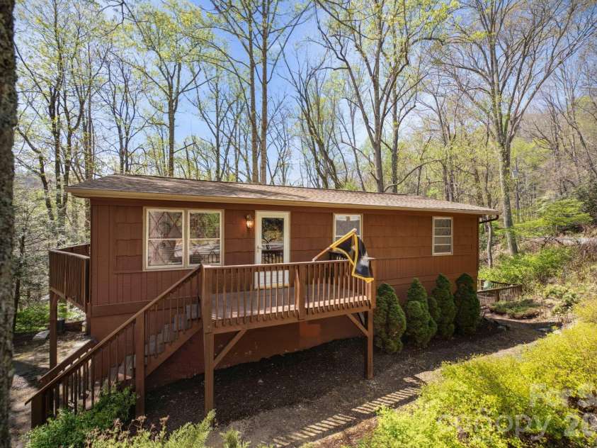 806 Dogwood Drive, Boone, NC 28607.  MLS# CAR4373905, YatesRealty ID 17509. 