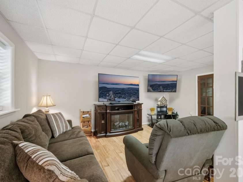 806 Dogwood Drive, Boone, NC 28607.  MLS# CAR4373905, YatesRealty ID 17509. 