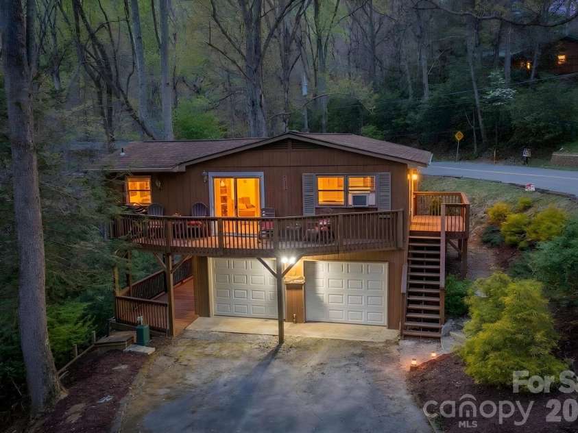 806 Dogwood Drive, Boone, NC 28607.  MLS# CAR4373905, YatesRealty ID 17509. 