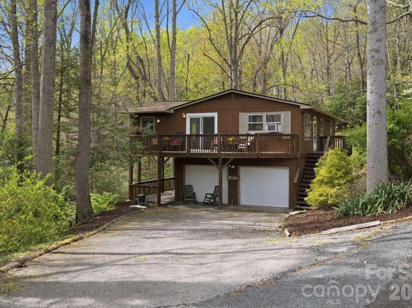806 Dogwood Drive, Boone, NC 28607.  MLS# CAR4373905, YatesRealty ID 17509. 