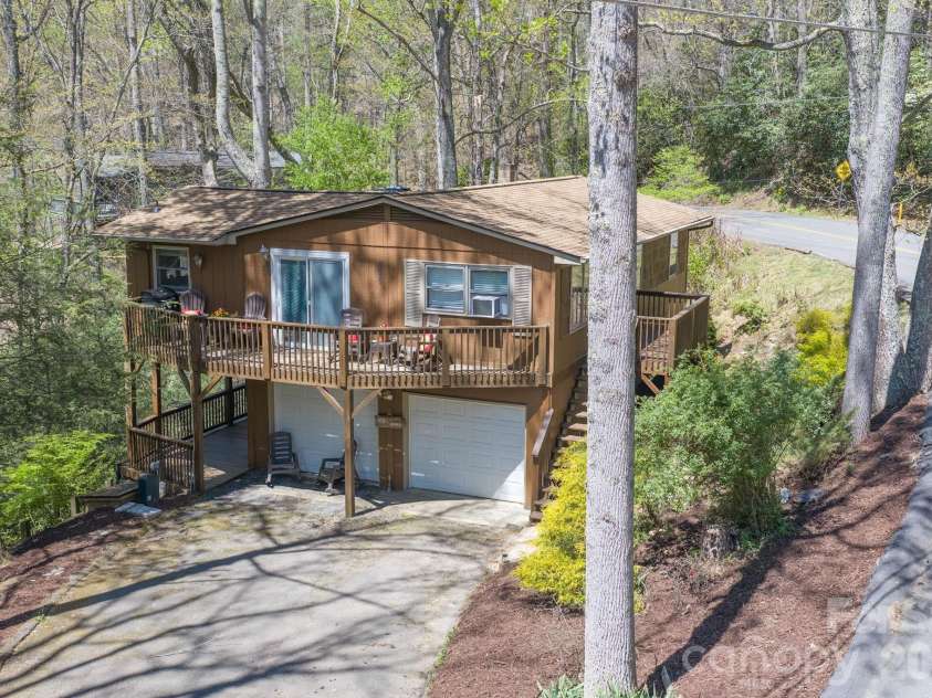 806 Dogwood Drive, Boone, NC 28607.  MLS# CAR4373905, YatesRealty ID 17509. 