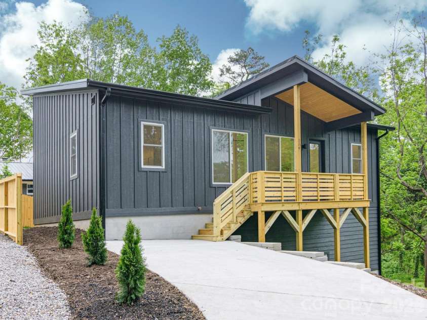 116 Shady Oak Drive, Asheville, NC 28803.  MLS# CAR4362562, YatesRealty ID 17510. 