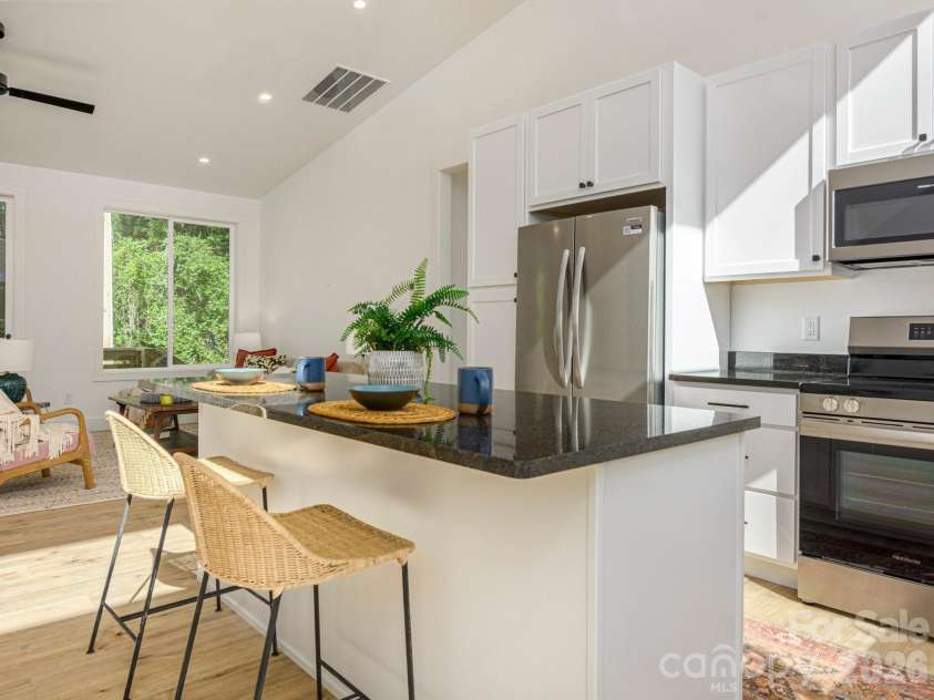 116 Shady Oak Drive, Asheville, NC 28803.  MLS# CAR4362562, YatesRealty ID 17510. 